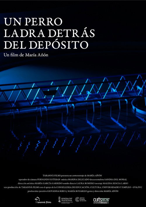 Un perro ladra detrás del depósito poster