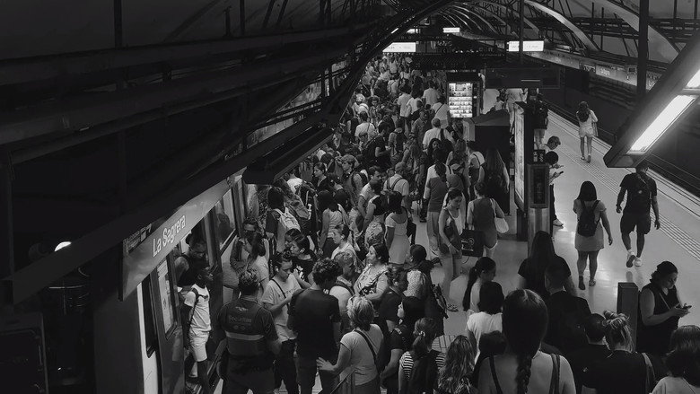Metro Hours still 1