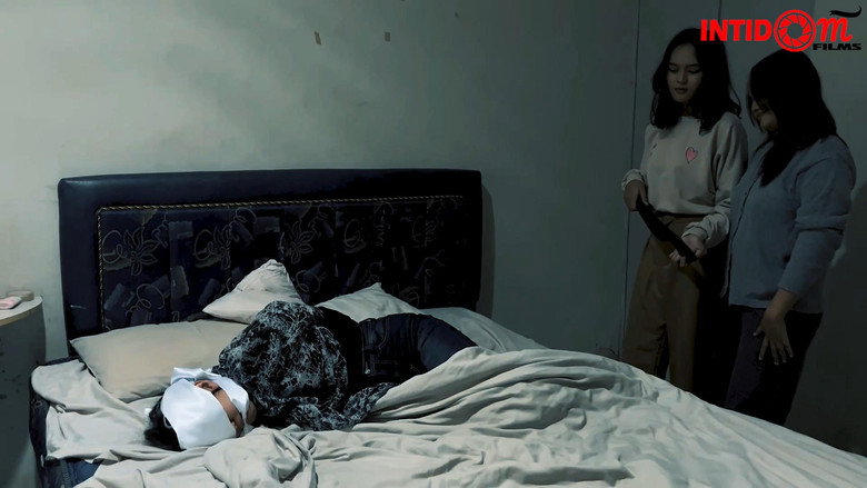 Di Tengah Dua Saudari still 6