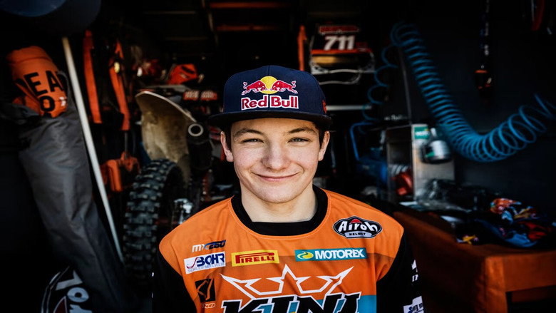 MX World still 1
