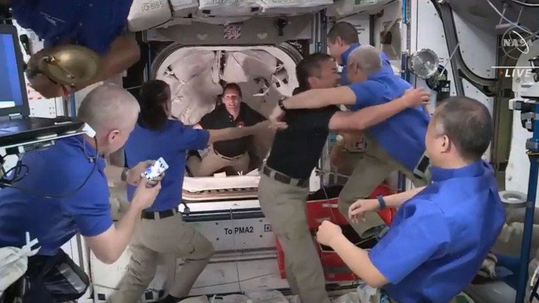 Thomas Pesquet, arrimage à l'ISS still 1